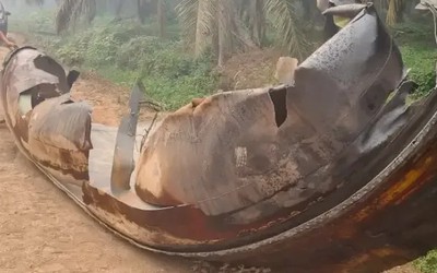 Người dân phát hiện vật thể khổng lồ dài 9 mét rơi xuống đất