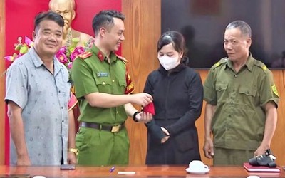 Nhặt được túi xách chứa nhiều vàng, nam bảo vệ mang đến công an nhờ tìm người đánh rơi