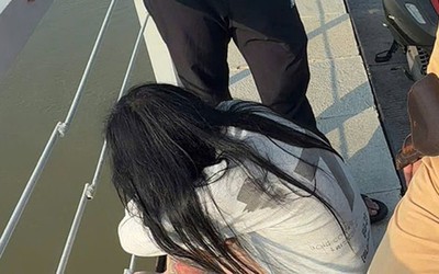 CSGT Hà Nội kịp thời ngăn cản cô gái định nhảy cầu Long Biên