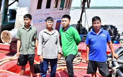 Vỡ òa niềm vui đón 4 ngư dân trở về sau nhiều giờ lênh đênh trên biển