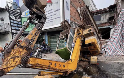 Xe múc lật ngửa giữa đường, giao thông ùn tắc hơn 1km