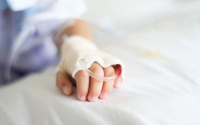Bé trai 16 tháng tuổi uống nhầm dầu thắp đèn thờ