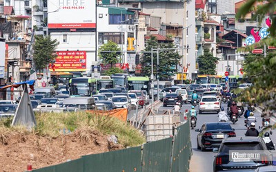 Dòng phương tiện nối đuôi nhau nhích từng chút qua khu vực thi công cầu Tứ Liên