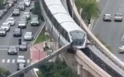 Đoàn tàu đâm trúng cần cẩu đổ sập xuống đường ray, mảnh vỡ văng tứ tung