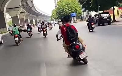 Con 15 tuổi đi xe máy điện lạng lách trên đường, mẹ bị phạt 9 triệu đồng