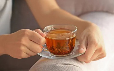 Xuất hiện dấu hiệu "lạ" này sau khi uống trà, coi chừng nguy cơ đau tim