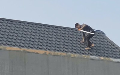 Đã bắt được 2 đối tượng cầm kiếm cố thủ hơn 10 giờ trên mái nhà ở Thanh Hóa