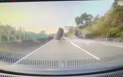 Tảng đá khổng lồ rơi xuống đường cao tốc, suýt đè trúng ô tô