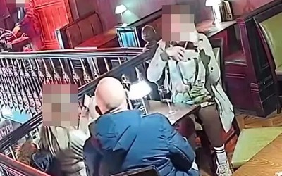 Camera ghi lại hành động xấu xí của người phụ nữ trong quán bar