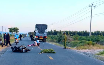 Va chạm xe tải trên đường, 2 người đi xe máy tử vong thương tâm