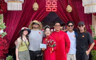 Đi ngang đám cưới ở Cần Thơ, nhóm khách Mỹ được gia chủ mời vào chung vui