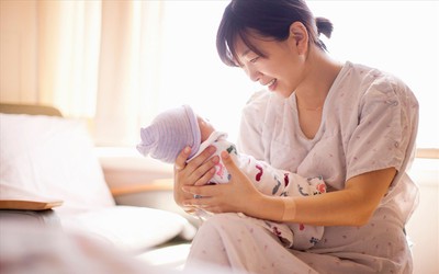 Điều kiện để phụ nữ sinh đủ 2 con trước 35 tuổi được nhận hỗ trợ 4 triệu đồng