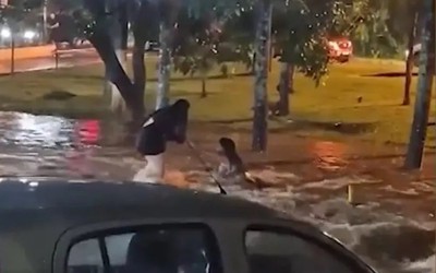 Cố cứu nhau, 2 cô gái bị dòng nước lũ cuốn trôi
