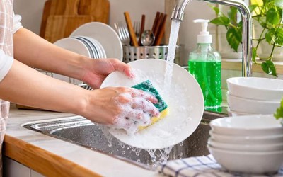 Rửa bát nhớ tránh 5 sai lầm này kẻo cả nhà rước bệnh