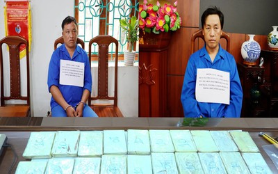 Bắt quả tang 2 người đàn ông mua bán trái phép 20 bánh heroin