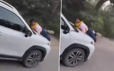Vợ bám vào nắp capo xe ô tô sau khi bắt quả tang chồng ngoại tình