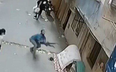 Nam thanh niên dùng tay không đỡ bé trai 5 tuổi ngã khỏi ban công