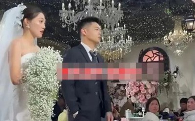 Giữa đám cưới, chú rể có hành động "lạ" khiến cô dâu khó xử