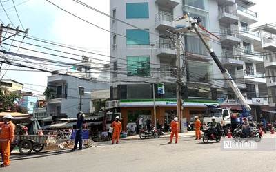 Tp.HCM: Hàng chục trụ điện án ngữ đường Chu Văn An được di dời