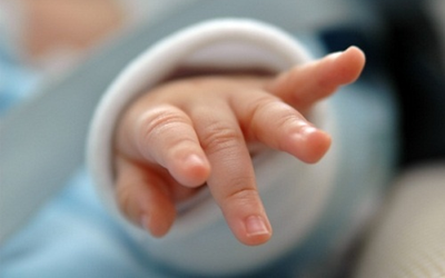 Bé 33 ngày tuổi lờ đờ, thiếu máu nặng sau khi được hàng xóm dùng kim khâu chữa bệnh