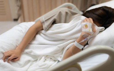 Có dấu hiệu này, người phụ nữ 45 tuổi đi khám bất ngờ phát hiện 2 bệnh ung thư