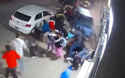 Ô tô tông trúng nhóm người trên vỉa hè, 2 người mắc kẹt dưới gầm xe