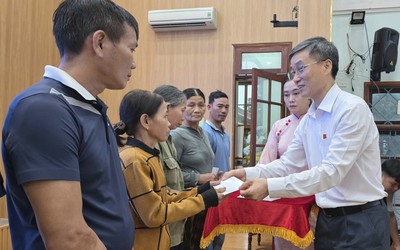 Đoàn đại biểu Quốc hội Tp.Đà Nẵng tặng quà cho người dân xã Xuân Phú