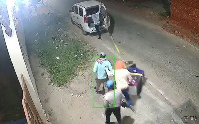 Nhóm người bịt mặt dùng ô tô trộm máy ATM trong đêm