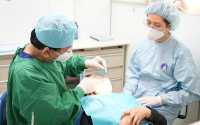 Dùng hàm giả nhiều năm, người phụ nữ 64 tuổi xuất hiện dấu hiệu "lạ"