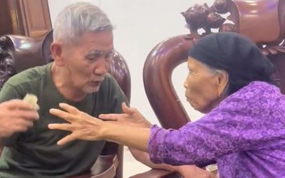 Khoảnh khắc chị gái 89 tuổi cho em trai tiền tiêu vặt khiến hàng triệu người xúc động