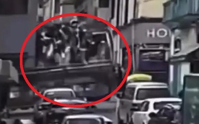 Chiếc xe buýt lật nghiêng trên đường, học sinh bị văng xuống vỉa hè
