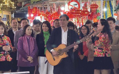 Khoảnh khắc bất ngờ, Bí thư Tỉnh ủy trình diễn ghi ta, đệm hát giữa phố đi bộ