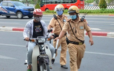 Rất nhiều người đi xe máy mắc lỗi này mỗi ngày mà không biết có thể bị phạt tới 14 triệu đồng