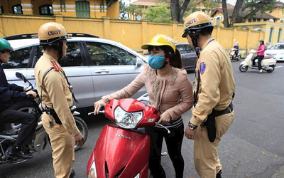 “Quên mang” và “không có” giấy tờ khi lái xe, mức phạt khác nhau thế nào?