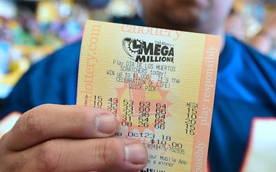 Trúng số độc đắc 148 triệu bảng, người đàn ông sống cô độc trên "núi" tiền