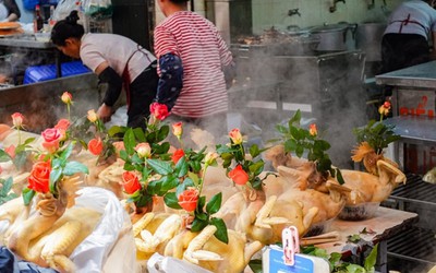 Gà luộc hơn 1 triệu đồng/con vẫn đắt khách, chợ Hàng Bè rộn ràng ngày tiễn ông Công ông Táo