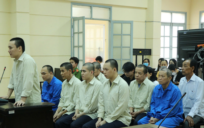 Nhóm người mang quan tài diễu phố trước chợ Bến Thành lãnh án