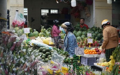 Ngày ông Công ông Táo: Người mua thắt chặt chi tiêu, tiểu thương bán “lấy công làm lãi”