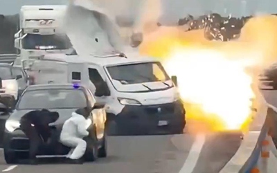 Nhóm cướp cải trang thành cảnh sát, kích nổ xe bọc thép chở tiền