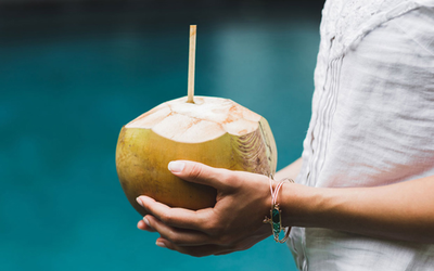 Uống nước dừa sáng sớm cực tốt, nhưng ai thuộc 2 nhóm này phải kiêng