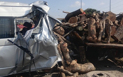 Xe chở nhân viên bệnh viện đâm vào xe tải, 13 người thương vong