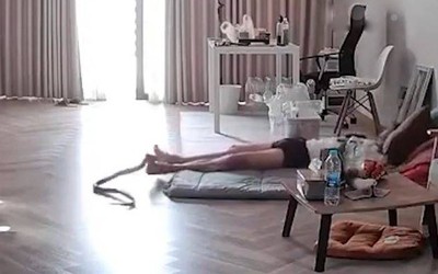 Đang nằm ngủ, người đàn ông bị rắn cắn vào chân