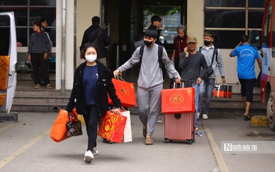 Người dân hối hả rời Hà Nội về quê ăn Tết