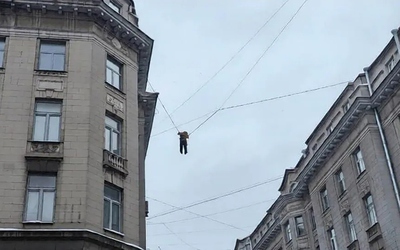 Nam công nhân vệ sinh rơi khỏi mái nhà, lơ lửng trên đường dây điện