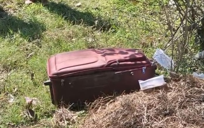 Phát hiện chiếc vali màu đỏ vứt bên đường và bí mật bên trong