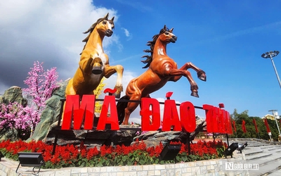 Dàn linh vật ngựa tung vó “mã đáo thành công” ở Quảng Trị