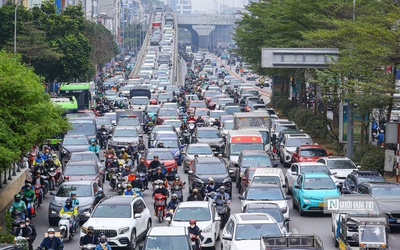 Ngày làm việc cuối trước kỳ nghỉ Tết, cửa ngõ Hà Nội ùn tắc kéo dài