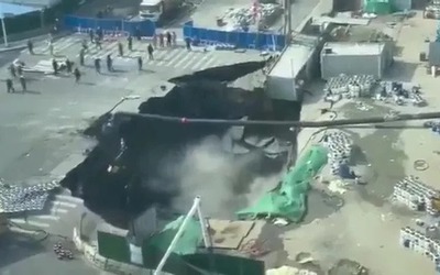 "Hố tử thần" khổng lồ xuất hiện trên phố, công nhân bỏ chạy thoát thân