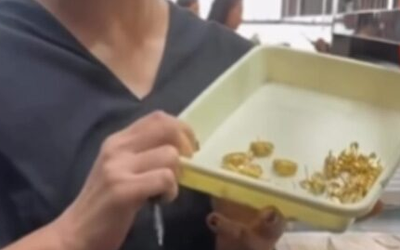 Mang túi vàng đến tiệm, người phụ nữ sốc khi biết "bí mật" đằng sau