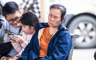 Người dân ngủ gật chờ xe rời Hà Nội về quê ăn Tết